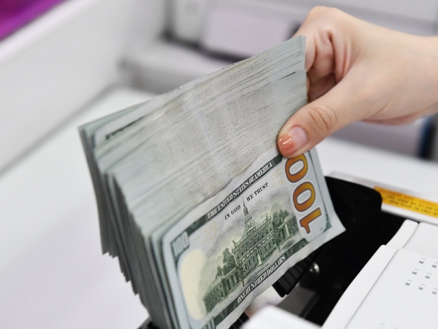Доллар курси 12 минг сўмдан тушди