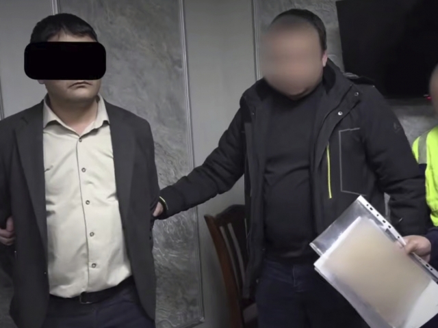 Собиқ ИИБ ходимини ишга тиклаб қўймоқчи бўлган инспектор қўлга тушди