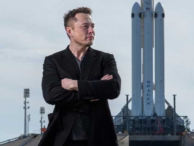 SpaceX Маскни илк триллионер мақомига яқинлаштирди
